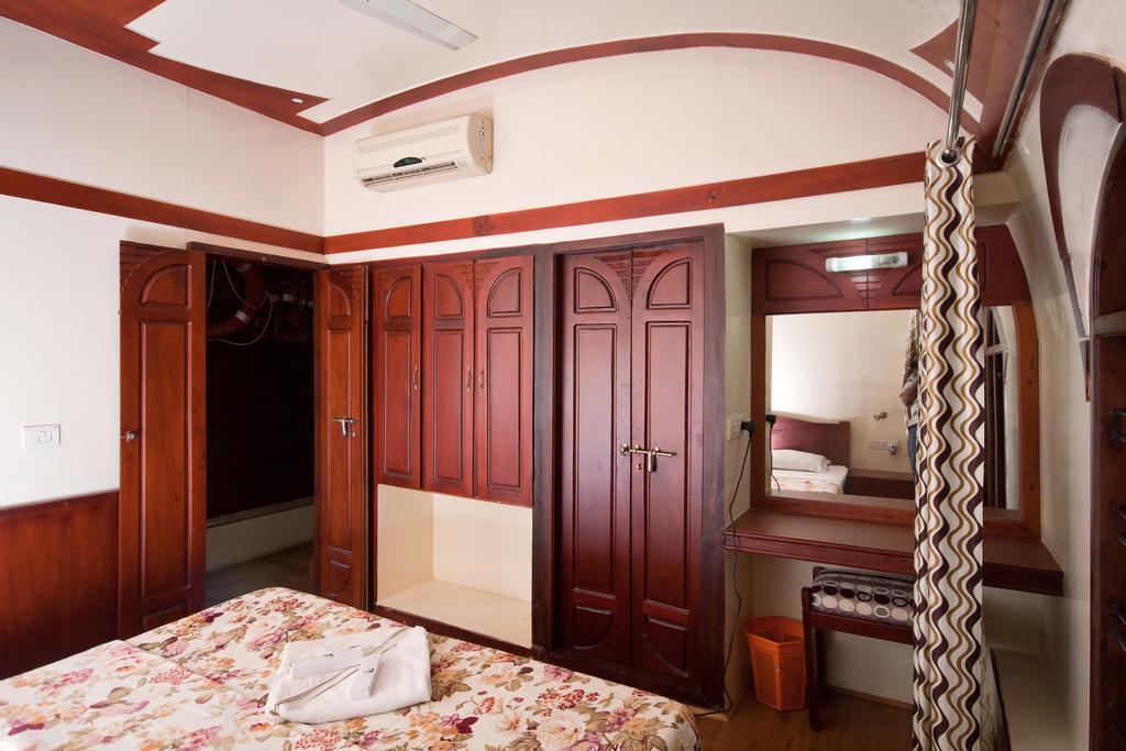 Aqua Castle Houseboat - By Aqua Jumbo Houseboats 호텔 Alappuzha 외부 사진