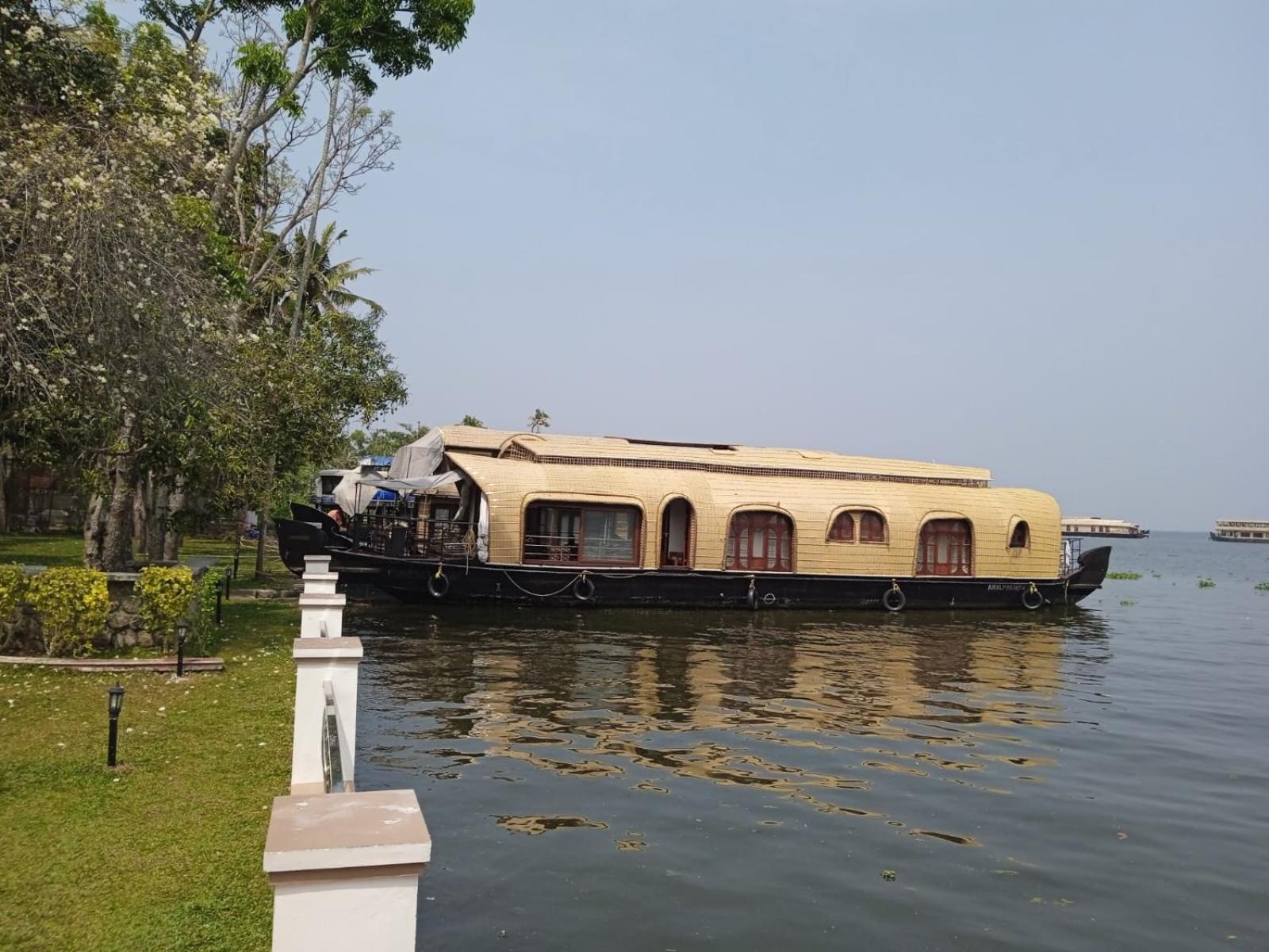 Aqua Castle Houseboat - By Aqua Jumbo Houseboats 호텔 Alappuzha 외부 사진