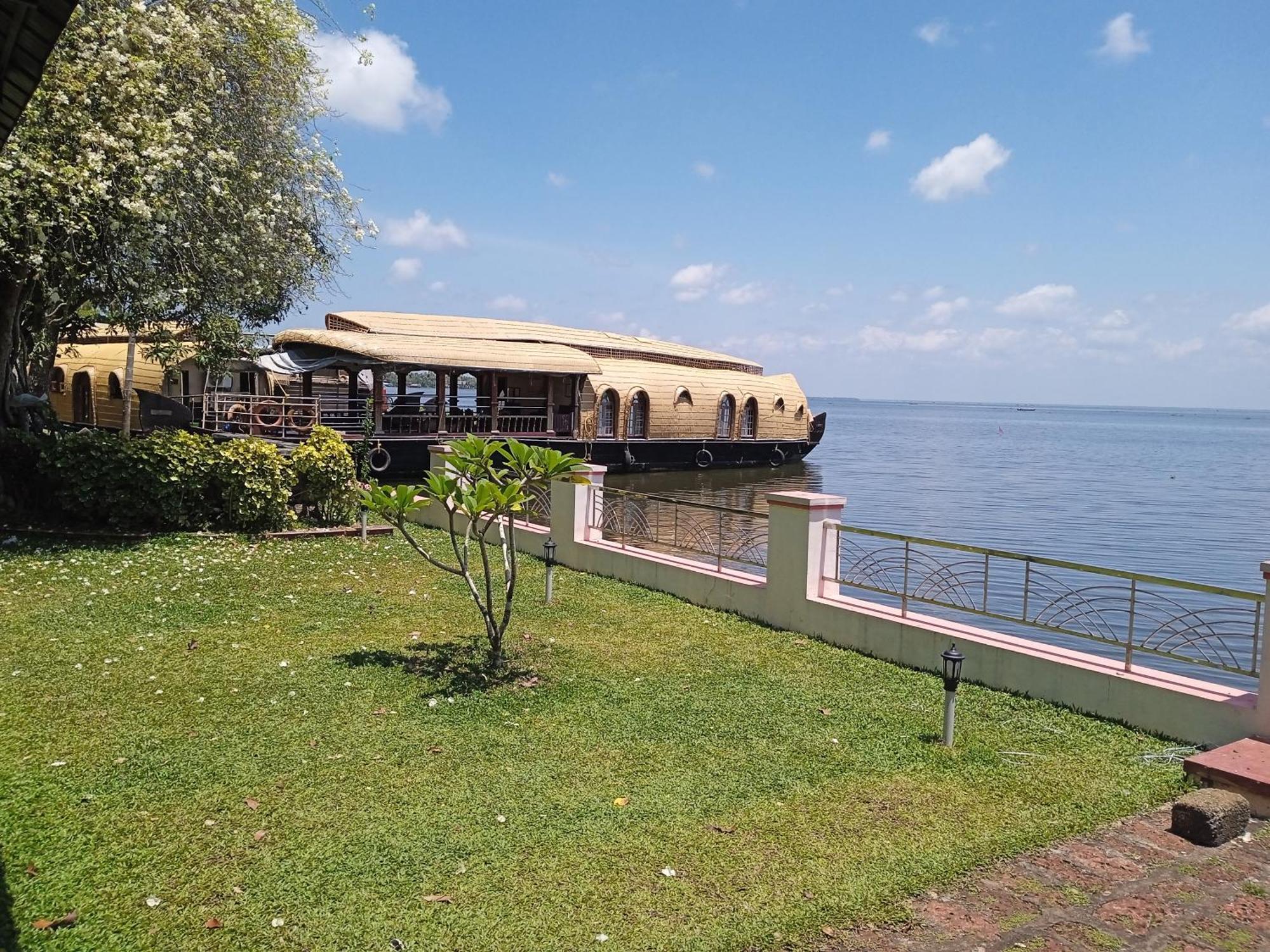 Aqua Castle Houseboat - By Aqua Jumbo Houseboats 호텔 Alappuzha 외부 사진