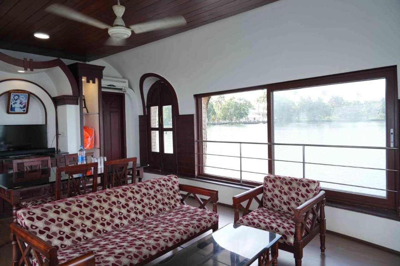 Aqua Castle Houseboat - By Aqua Jumbo Houseboats 호텔 Alappuzha 외부 사진