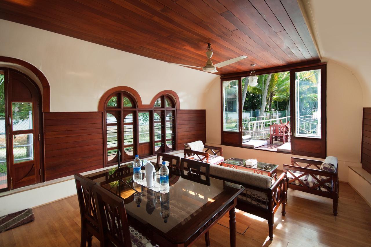 Aqua Castle Houseboat - By Aqua Jumbo Houseboats 호텔 Alappuzha 외부 사진