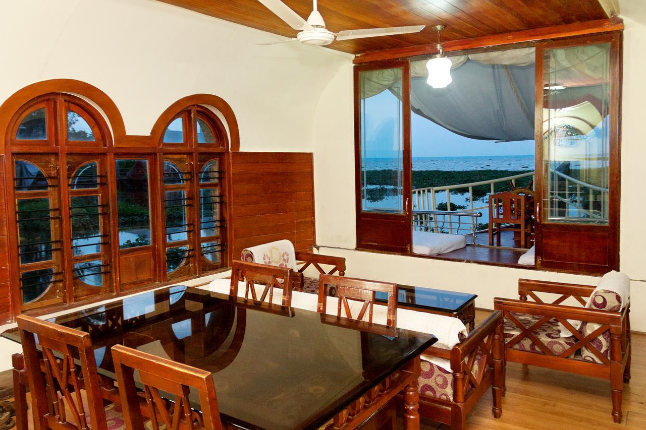 Aqua Castle Houseboat - By Aqua Jumbo Houseboats 호텔 Alappuzha 외부 사진